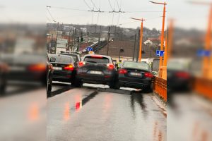 Neeilinis vaizdas Kaune: ant tilto neišsiteko trys automobiliai