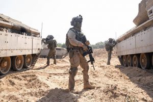 Izraelio kariuomenė teigia apsupusi Gazos miestą