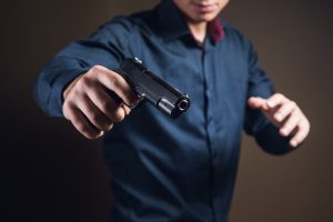 Iš neblaivaus šiauliečio konfiskuotas neteisėtai turėtas dujinis pistoletas