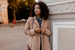 Kaip išsirinkti moterišką paltą ir atrodyti stilingai?