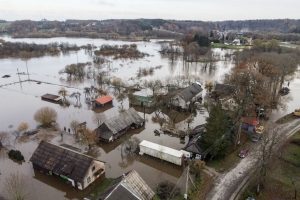 Potvynis pajūryje neslūgsta: Klaipėdoje vanduo kyla lėčiau, Kartenoje situacija stabilizavosi