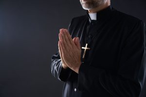Skandalinga: už pirmokių tvirkinimą teistas kunigas paskirtas Biržų parapijos rezidentu