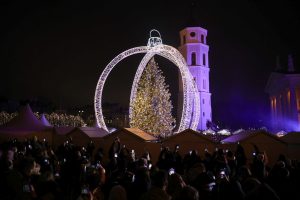 Vilnius įžiebė natūralią Kalėdų eglę: Katedros aikštėje – milžiniškas eglutės žaisliukas