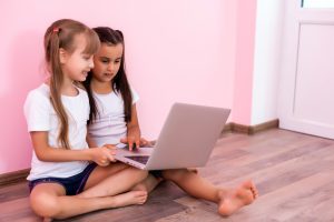 Apie vaikų naudojimąsi internetu: nuo sveiko iki patologinio