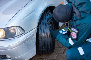 Klaipėdoje vairuotojų pasirengimą žiemai tikrinę kelių policijos pareigūnai nustatė 4 pažeidimus