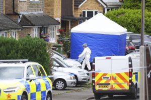 Anglijoje arbaletu nužudytos žinomo žurnalisto dukros ir žmona