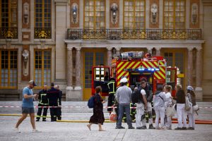 Prancūzija: dėl gaisro buvo evakuoti Versalio rūmų lankytojai