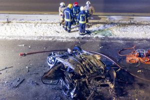 Vilniuje apsivertus automobiliui ir kilus gaisrui sudegė žmogus