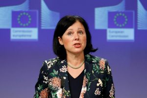ES nori aiškiai žymėti dirbtinio intelekto sukurtą internetinį turinį