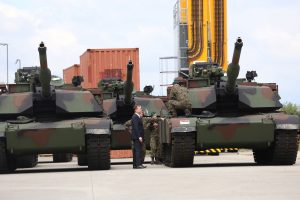 Lenkija gavo pirmąją amerikietiškų tankų „Abrams“ siuntą