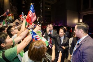 Kinija žada imtis ryžtingų ir griežtų priemonių dėl Taivano viceprezidento sustojimo JAV