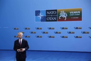 J. Stoltenbergas: Kinija nėra NATO priešininkė, tačiau jos elgesys kelia grėsmę saugumui 