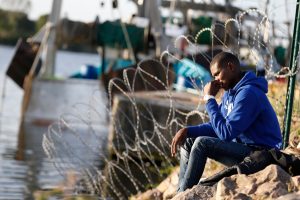 Prancūzijos teismas įsakė šiaurinės pakrantės miestui aprūpinti migrantus gėlu vandeniu