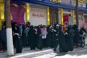 Afganistanietės protestuoja prieš talibų įvestą grožio salonų draudimą