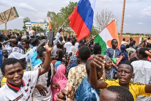 Nigeryje prie Prancūzijos karinės bazės susirinko tūkstančiai perversmo šalininkų
