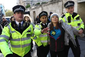 Jungtinės Karalystės policija apkaltino G. Thunberg viešosios tvarkos pažeidimu