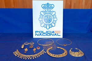 Ispanų policija konfiskavo milijonų eurų vertės aukso papuošalus, išvežtus iš Ukrainos