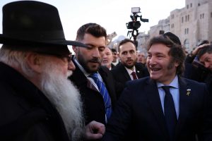 Argentinos prezidentas atvyko į Izraelį, vėliau skris pas popiežių Pranciškų į Vatikaną