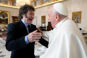 Sausainiai ir apkabinimai: Argentinos prezidentas susitiko su popiežiumi