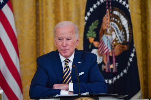 J. Bidenas pasirašė svarbų JAV ginklų kontrolės įstatymą