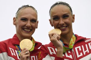 Olimpinių žaidynių moterų sinchroninio plaukimo duetų varžybose triumfavo rusės