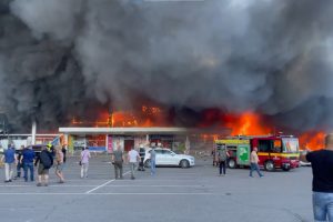 Per Rusijos smūgį parduotuvių centrui Ukrainoje žuvo mažiausiai 10, sužeista per 40 žmonių 