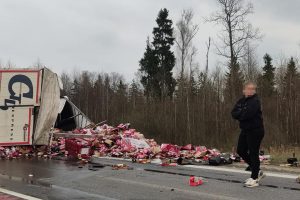 Kauno rajone – tragiška alkoholį vežusio vilkiko ir lengvojo automobilio avarija 