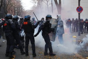 Prancūzijoje trims policijos pareigūnams pateikti kaltinimai dėl vyro mirties per riaušes 