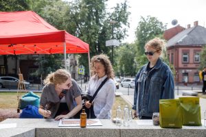 Funikulieriaus papėdėje jaunimas žadino miestiečių kasdienybę