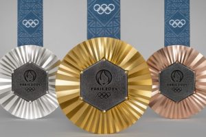 Paryžiuje pristatyti 2024-ųjų olimpiniai medaliai, kurių centre – dalelė Eiffelio bokšto