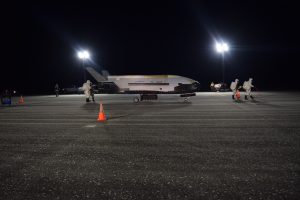 Mįslingasis JAV oro pajėgų „kosminis lėktuvas“ nusileido, baigęs 2 metų misiją