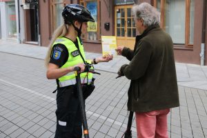 Kauno pareigūnai primena apie saugų keliavimą dviračiais ir paspirtukais: išvengsite nelaimių