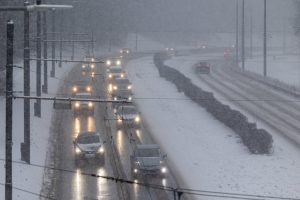 Kelininkai įspėja: eismo sąlygas sunkina snygis