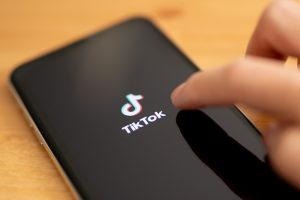 ES nurodė „TikTok“ dėti visas pastangas kovojant su dezinformacija