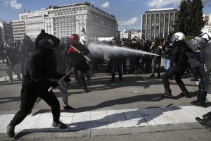 Graikijoje policija ašarinėmis dujomis tramdė prieš universitetų reformą protestavusius studentus