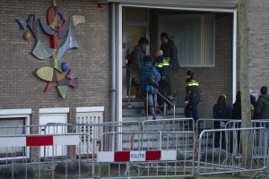 Nyderlanduose prasidėjo devynių įtariamųjų, kaltinamų reporterio nužudymu, teismas