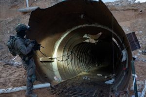 Izraelio kariuomenė teigia užtvindžiusi „Hamas“ tunelių sistemą po Gazos Ruožu 