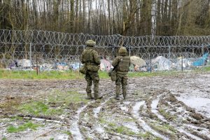 Baltarusija griežtina sienos su Lenkija kontrolę, saugumo pajėgoms nušovus „teroristą“