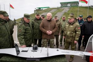 Apžiūrėti dronų atvykęs Baltarusijos prezidentas tikina, kad jam nereikia karo