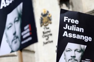 Rusija dėl „WikiLeaks“ įkūrėjo J. Assange'o bylos JK teisingumo sistemą pavadino farsu