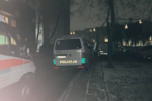 Kauno policijos pareigūnai padėjo medikams į gydymo įstaigą palydėti agresyvų psichikos ligonį