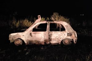 Beribis žiaurumas: moteris pažįstamą vyrą prirakino prie automobilio ir sudegino gyvą