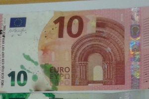 Lietuvą gali pasiekti apsauginiais dažais sutepti eurų banknotai