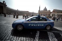Policija: prekeiviai žmonėmis prabangiais automobiliais nelegaliai vežė kinus migrantus į Italiją