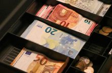 Euro zonos gamintojų kainos mažėjo13-ą mėnesį iš eilės