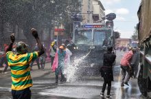 Kenijoje vyksta masiniai protestai, policija naudoja kovinius šaudmenis