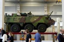 Latvijos kariuomenė gavo pirmąjį šalyje pagamintą šarvuotąjį transporterį