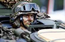 Latvija gavo karinės technikos siuntą iš Kanados