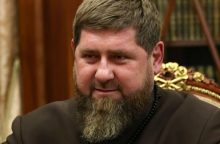 Plinta naujas R. Kadyrovo vaizdo įrašas: mikčioja, kalba lėtai, pameta mintis