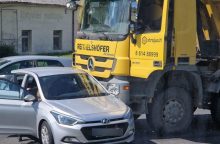 Vilniuje susidūrė lengvasis automobilis ir sunkvežimis: formuojasi spūstys